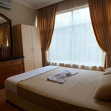 אכסניה Uyar Palace