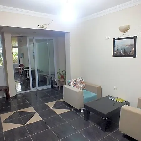 Uyar Palace אכסניה *