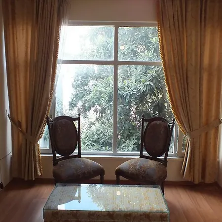 Uyar Palace Hostel *